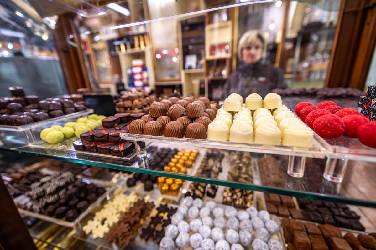 Chocolates Fargas, en la calle del Pi, conserva su mobiliario centenario