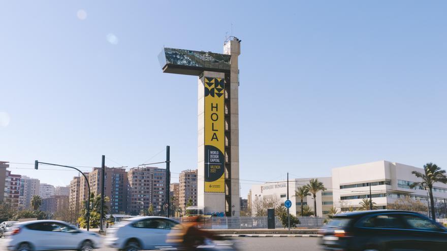 Un cartel gigante en la Torre Miramar invita a disfrutar de la València Capital Mundial del Diseño