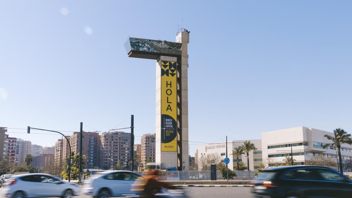 Lona en la Torre Miramar con motivo de València Capital Mundial del Diseño
