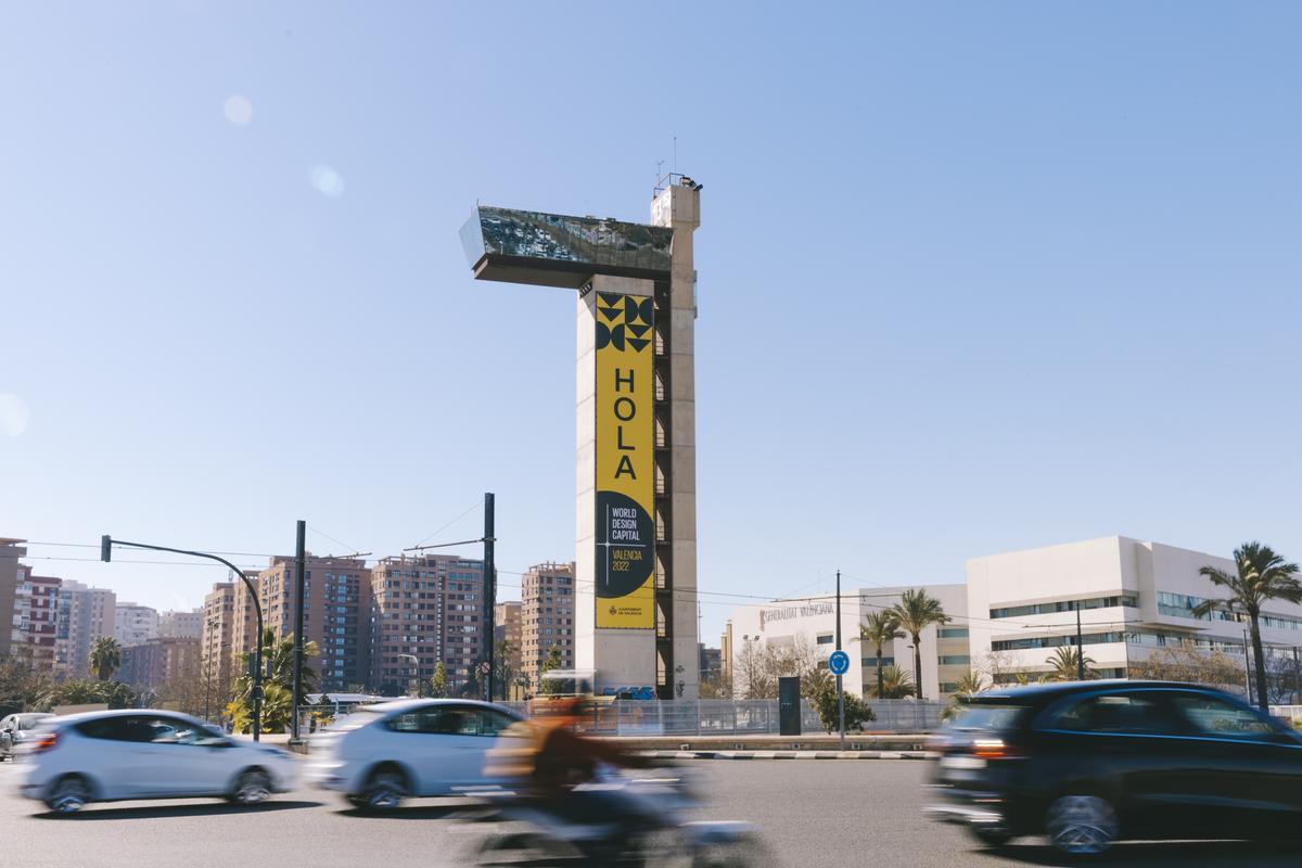 Lona en la Torre Miramar con motivo de València Capital Mundial del Diseño
