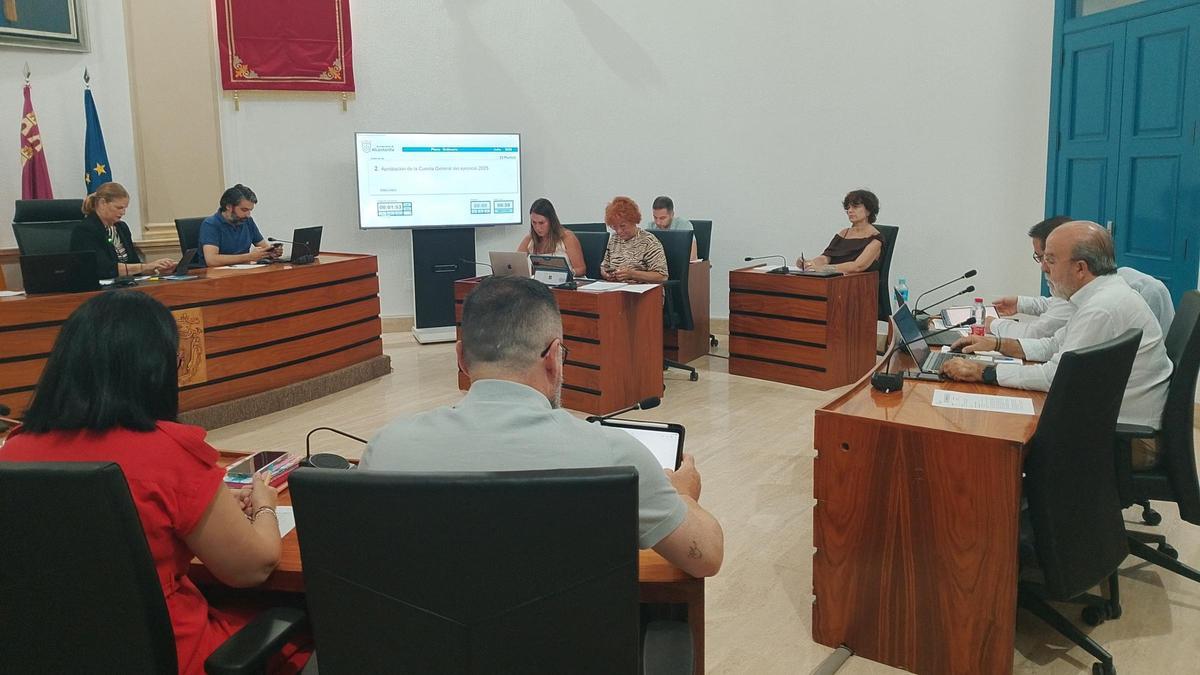 El Ayuntamiento invierte 675.000 euros en instalar cubiertas sobre las pistas deportivas de los centros educativos.