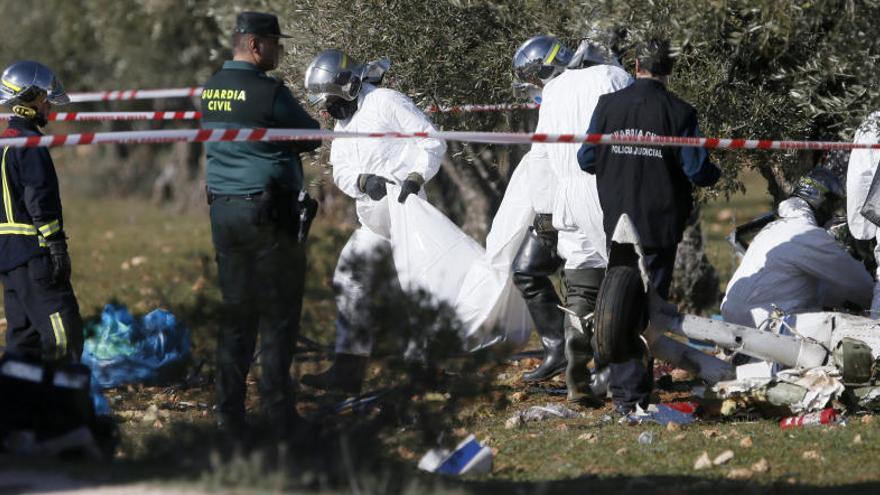 Els equips de rescat retirant el cadàver d&#039;un dels ocupants de l&#039;aeronau.