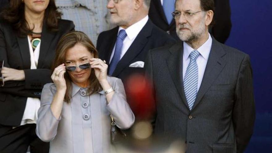 Mariano Rajoy y su mujer, Elvira Fernández, en el desfile de las fuerzas armadas, el pasado día 12. / efe