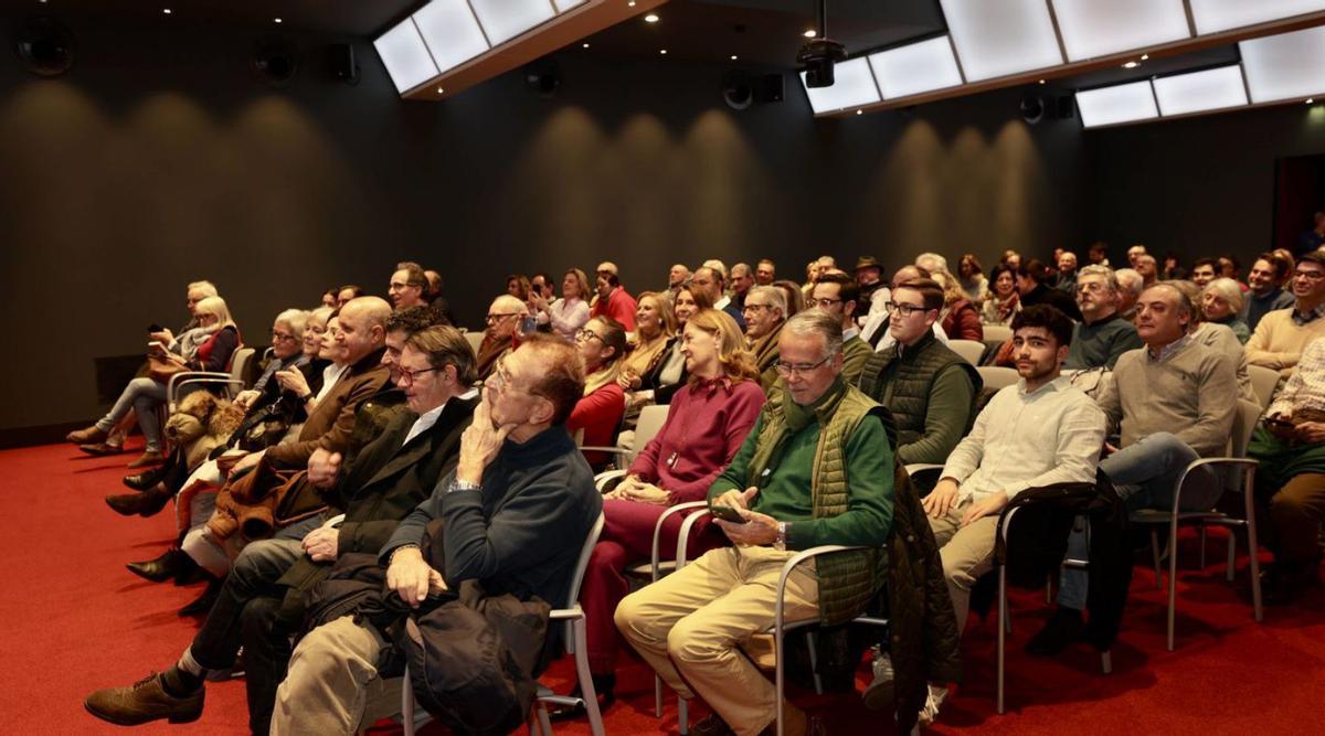 Público, ayer en el Club, lleno.  | IRMA COLLÍN