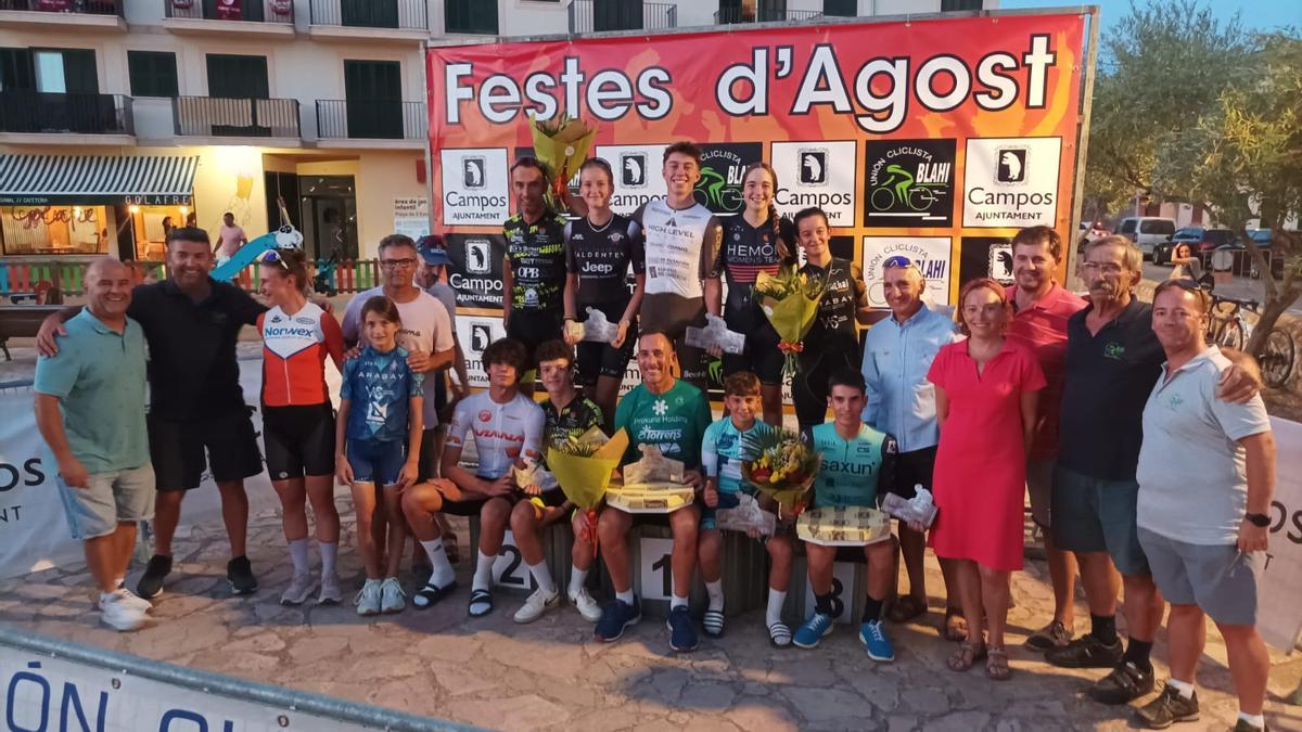 Imagen del podio con los ganadores de las distintas categorías del Trofeu Festes d’Agost de Campos