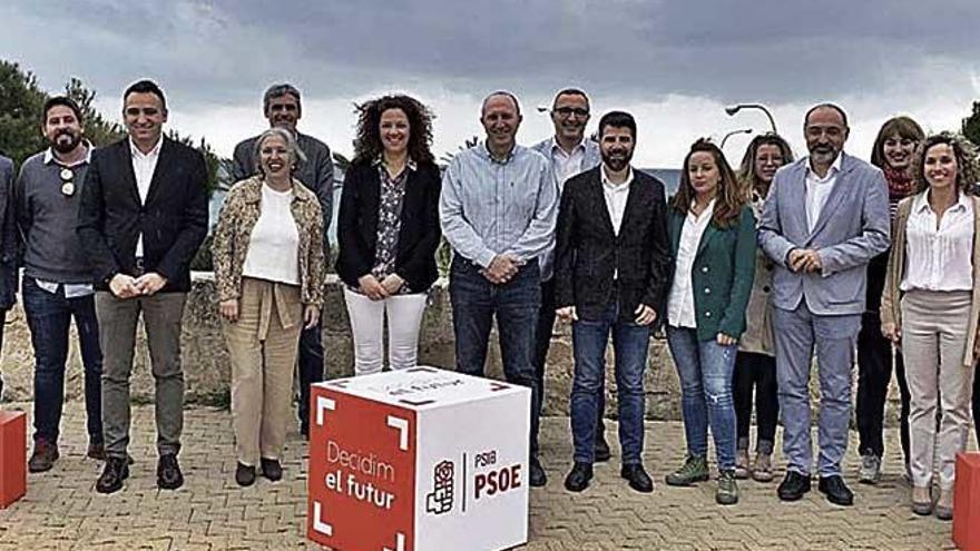 Catalina Cladera (centro) con los 17 primeros integrantes de su lista al Consell para las elecciones del 26M.