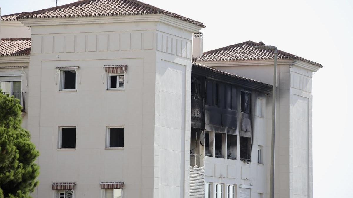 Mueren dos hermanos de 10 y 15 años en un grave incendio en un bloque de viviendas de Benalmádena: Un cargador de móvil, posible origen del fuego