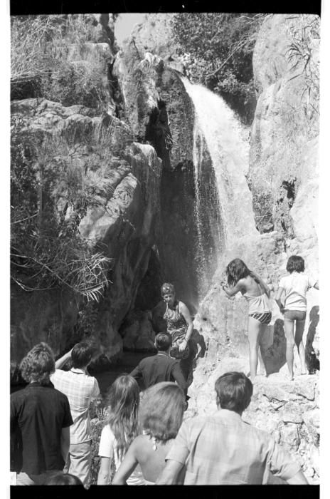 Las cascadas siempre han resultado atractivas para los alicantinos y los turistas, sobre todo en verano, como se aprecia en esta fotografía de 1982.