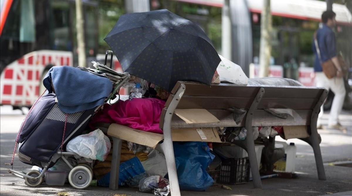 Una persona sin techo, en la Gran Via de Barcelona.