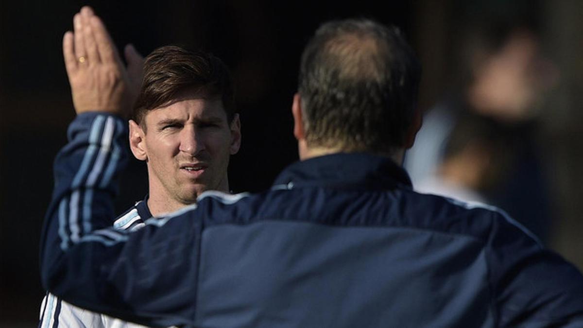 Gerardo Martino conversa con Leo Messi, durante un entrenamiento de la selección argentina el pasado junio