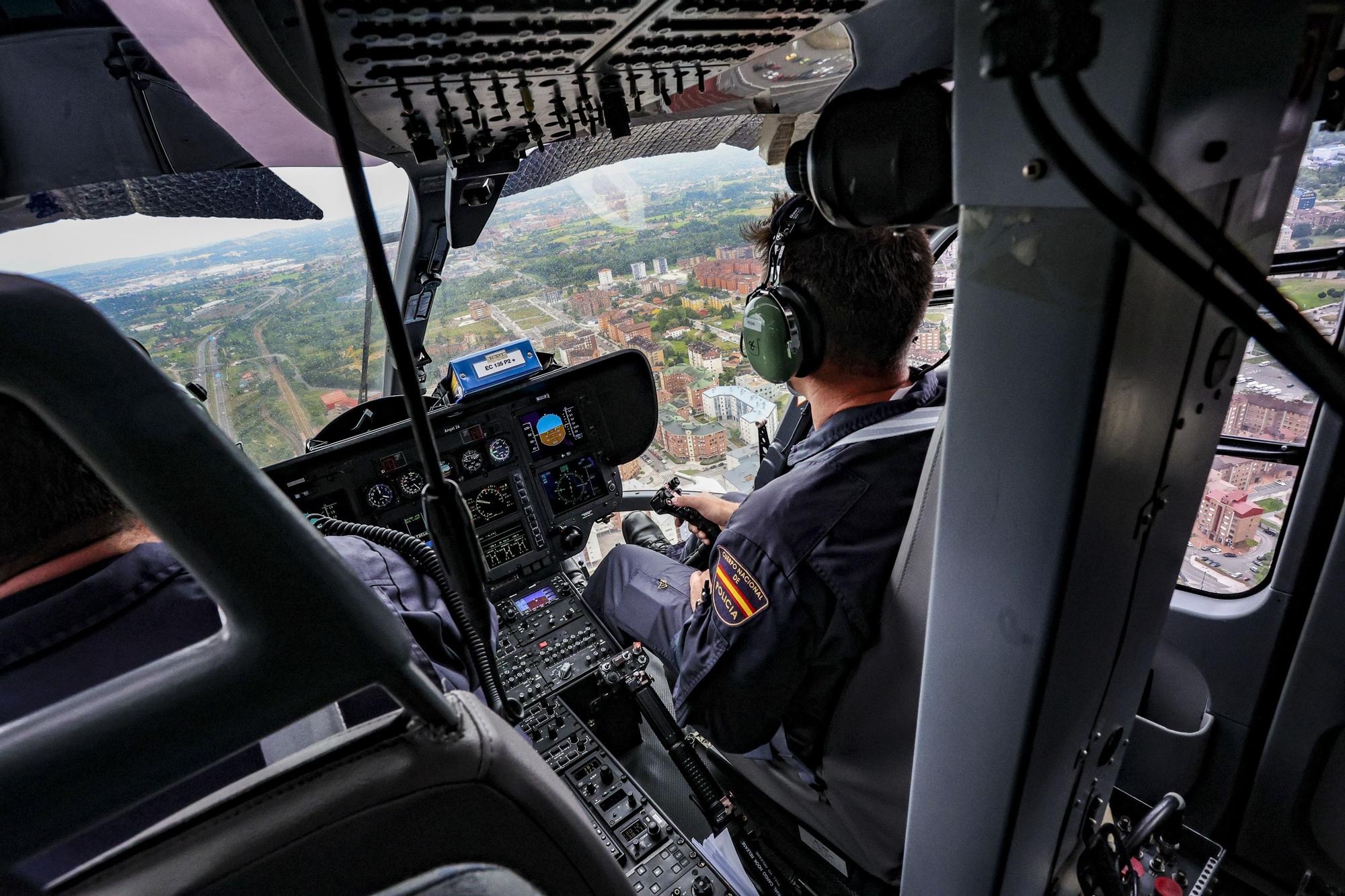 Sobrevolamos Asturias en el helicóptero de la Policía Nacional: esto es lo que ven