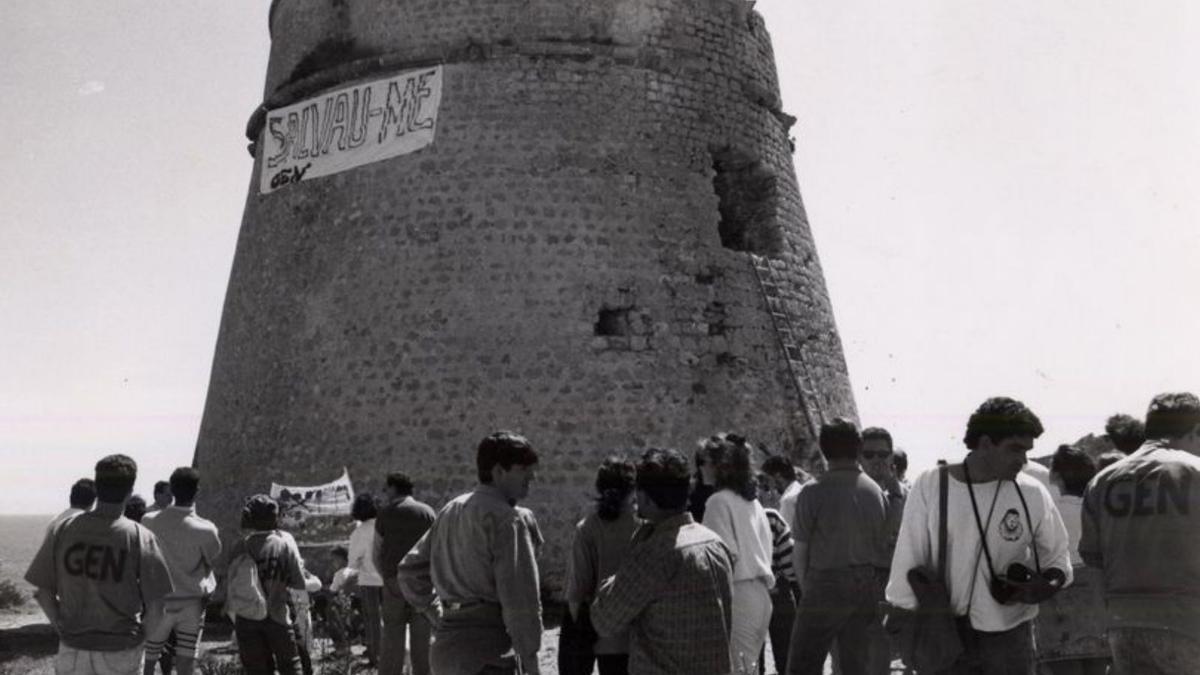   Acto reivindicativo en la torre de sa Sal Rossa, en 1989.| CAIB 