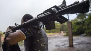 Un guerrillero de las FARC se prepara para la guardia, en junio de 2017, en el departamento de Guaviare.