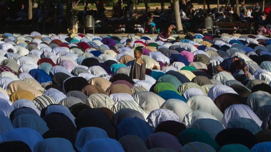 Cerca de 2.000 personas celebran en el parque Lo Morant el final del Ramadán