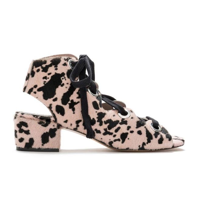 Prendas de leopardo para lucir en primavera: sandalia anudada