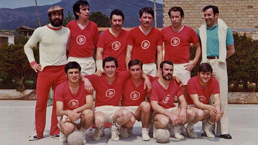 El equipo, en la pista del Atlético Novás. 