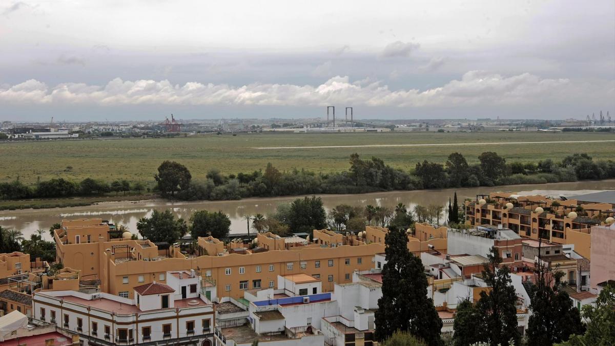 La vasta extensión de Tablada, vista desde San Juan de Aznalfarache.