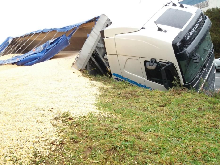 El accidente, registrado esta mañana en la N-VI, a la altura de las antiguas naves de Flex, no ha ocasionado heridos.