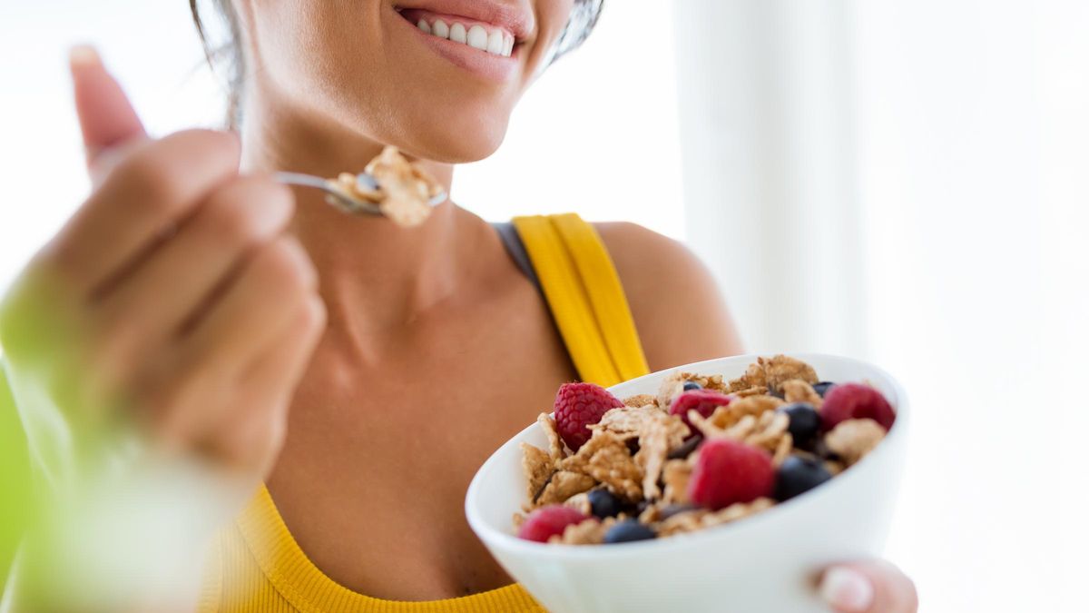 Mujer comiendo muesli con frutas