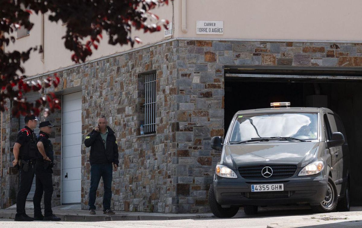 Abatut un home després de matar el seu germà i ferir cinc mossos Abatut un home després de matar el seu germà i ferir cinc mossos