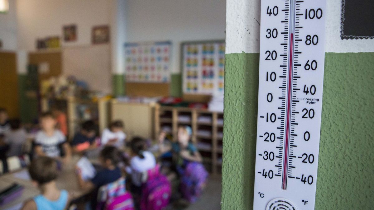 Un termómetro marca una elevada temperatura en un recinto escolar.