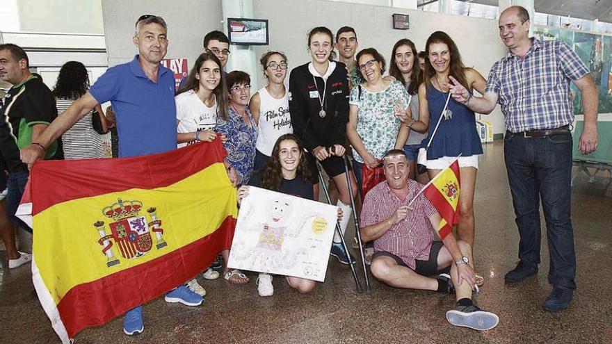 Raquel Carrera, del Celta Zorka, rodeada de familiares y amigos ayer en Peinador. // José Lores