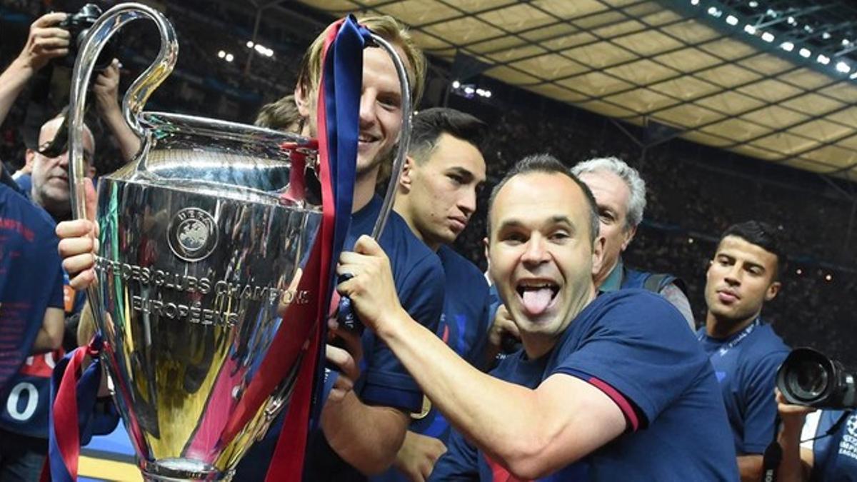 Iniesta y Rakitic levantan la Copa en Berlín.