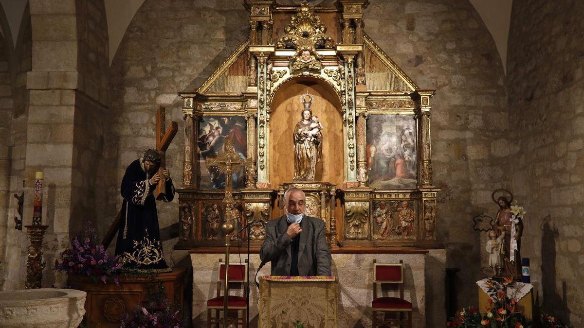 José Ángel Rivera de las Heras oficia el rezo de las estaciones del Vía Crucis junto al Nazareno de San Frontis.