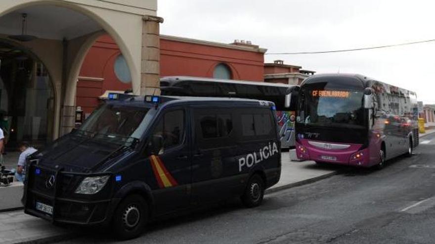 La Policía Nacional custodia el autobús del Fuenlabrada hasta el hotel donde el equipo permanece aislado. // Casteleiro / Roller Agencia