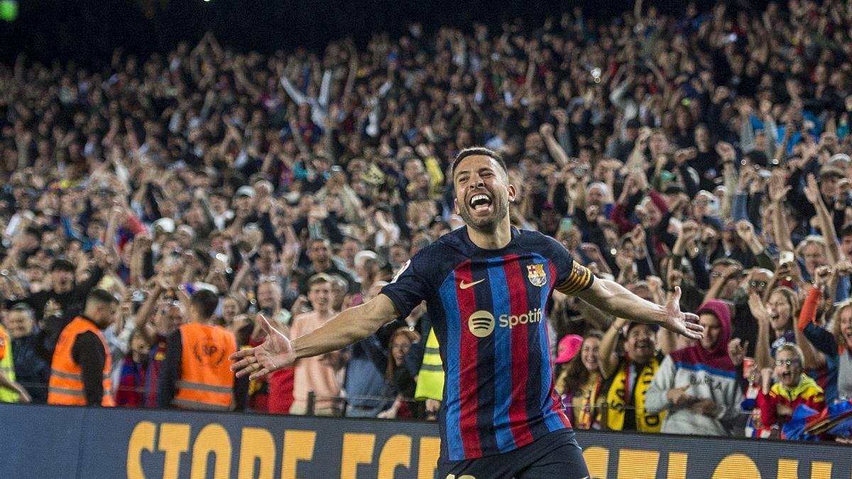 Barcelona 02.05.2023. Deportes. Jordi Alba celebrando su gol durante el partido de liga entre el FC Barcelona, Barça, y el Osasuna. Fotografía de Jordi Cotrina