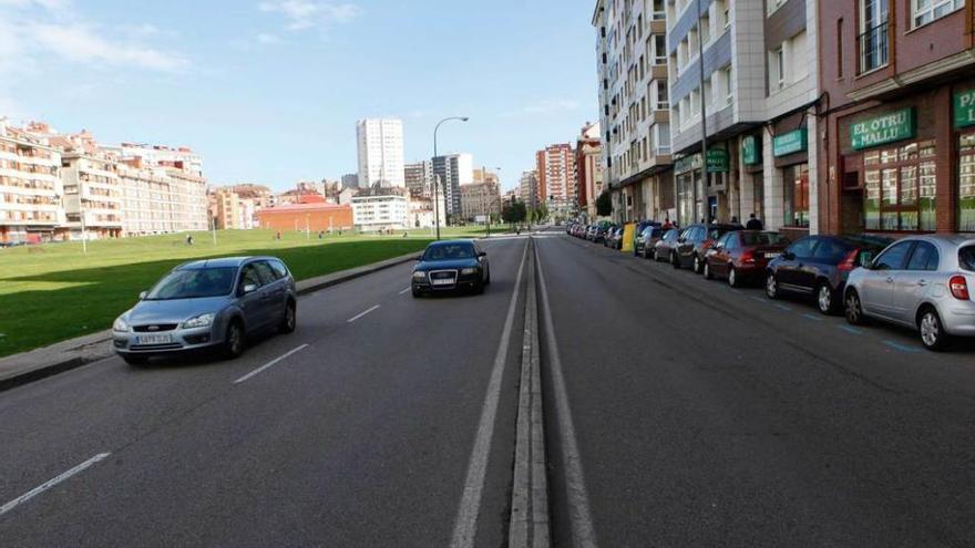 A la izquierda, carril de circulación en el que se habilitarán nuevas plazas de zona azul.