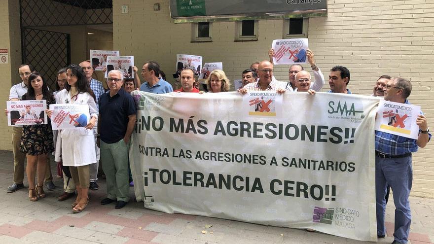 Concentración a las puertas del centro de salud de Carranque.