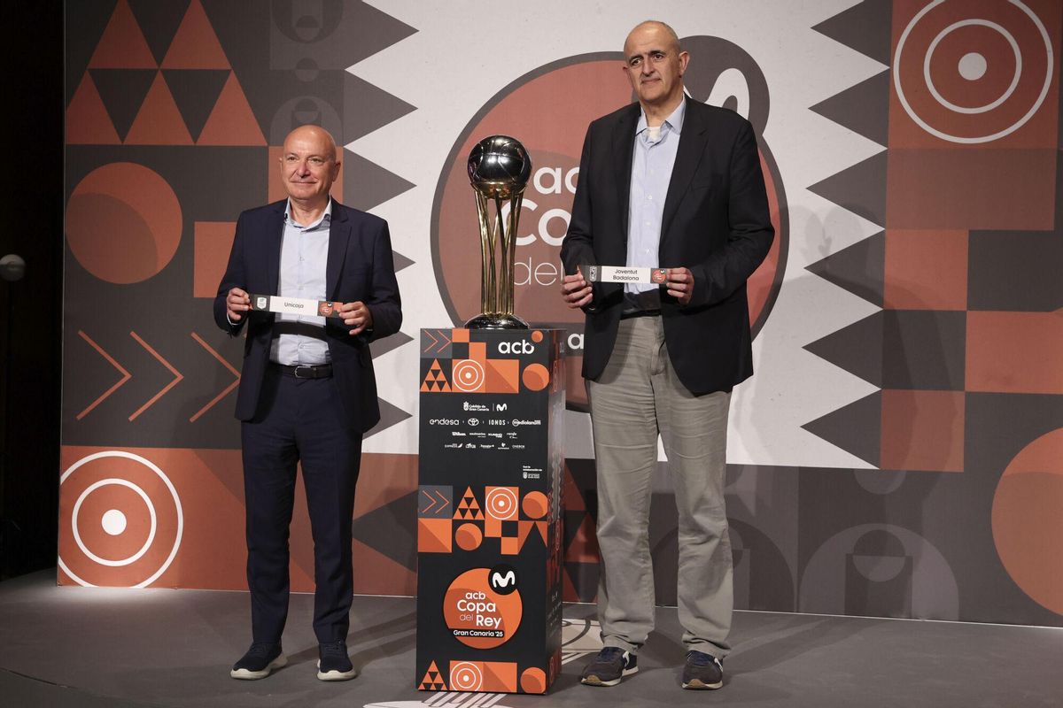 Los presidentes de Unicaja, Antonio Jesús López Nieto, y del Joventut de Badalona, Juan Antonio Morales, durante el sorteo de la Copa del Rey, celebrado Las Palmas de Gran Canaria.