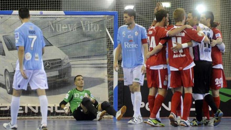 Los jugadores del Inter Movistar celebran uno de sus goles ante varios futbolistas del Santiago. / juan varela