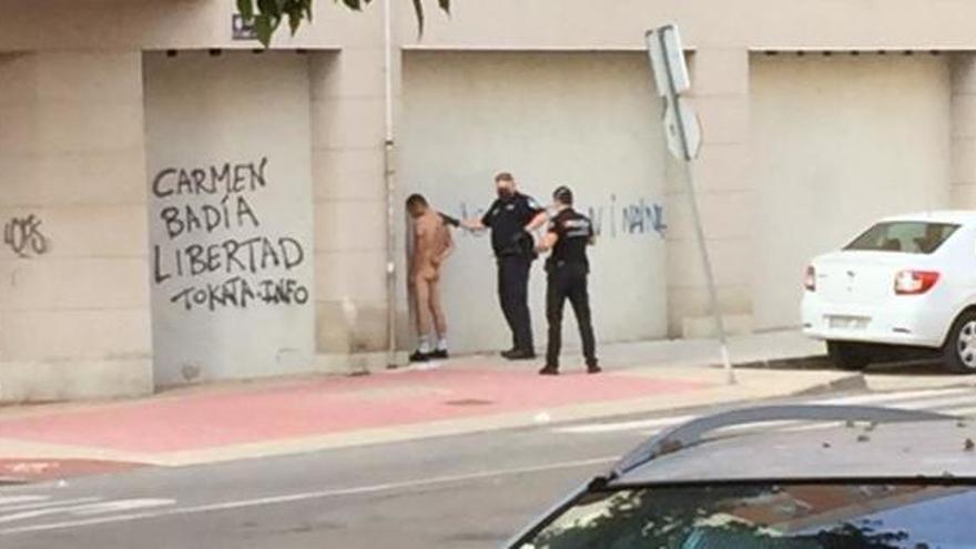 El hombre fue sorprendido andando desnudo por la calle