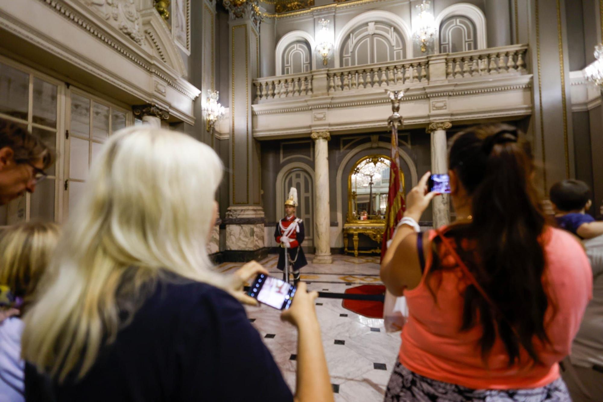El centro se llena en vísperas del Nou d'Octubre para ver la Senyera