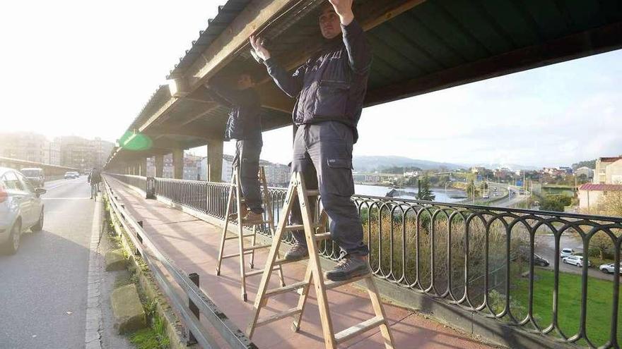 Operarios de una empresa privada procedían ayer a cambiar las luces estropeadas. // Gustavo Santos