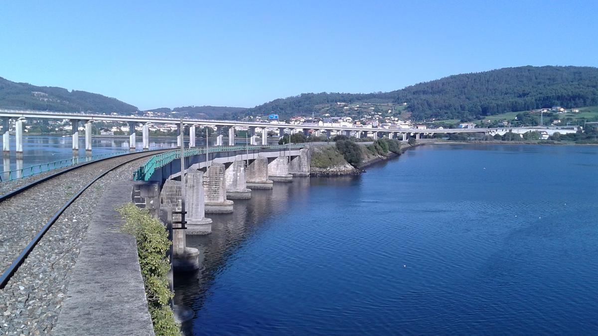 Vista del puente del tren sobre la ría de Ferrol.