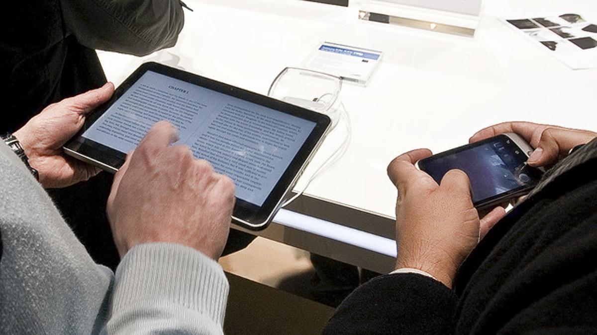 Unos usuarios prueban una tablet en el Mobile World Congress de Barcelona del 2011.