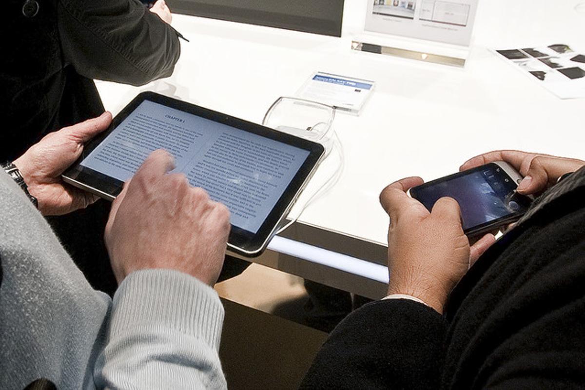 Uns usuaris proven una tauleta al Mobile World Congress de Barcelona del 2011. Uns usuaris proven una tauleta al Mobile World Congress de Barcelona del 2011.