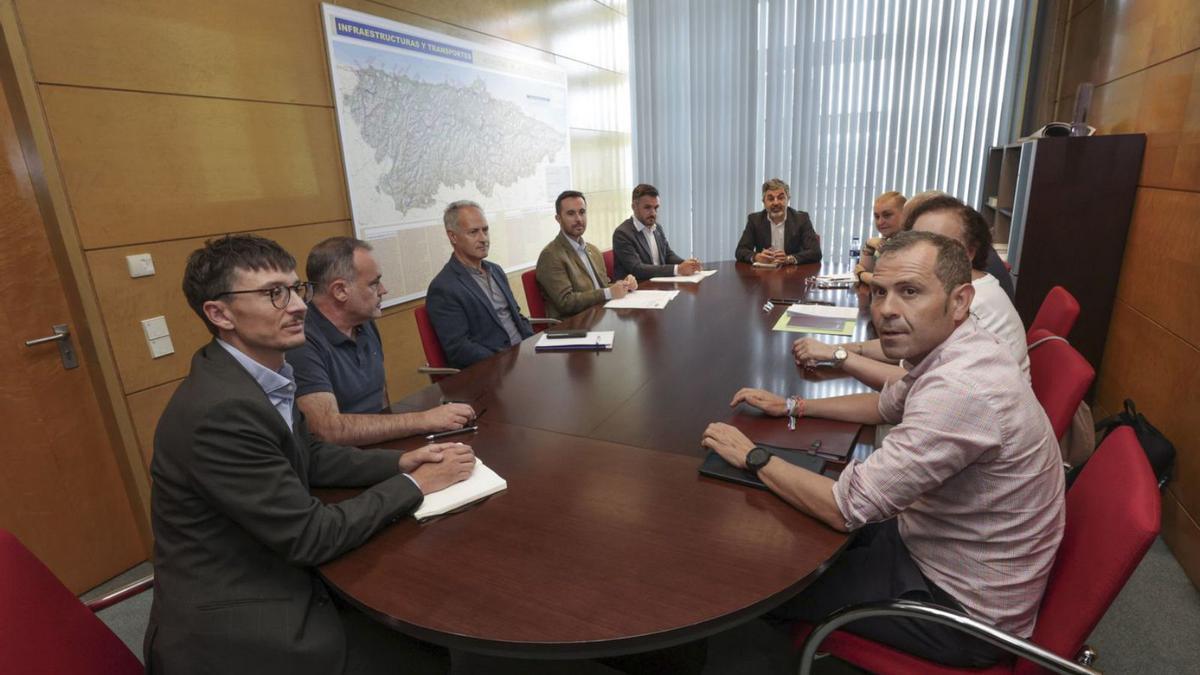 Los integrantes de la comisión de seguimiento del plan de transporte a los Lagos, ayer, en Oviedo.