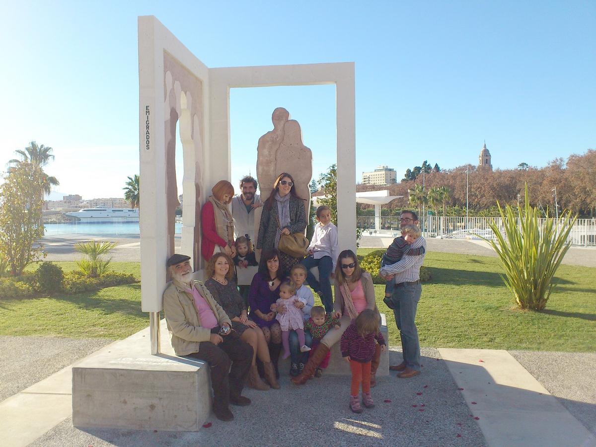 Acompañado de buena parte de su familia en 2013, cuando se inauguró en el Paseo de la Farola su monumento a los Migrantes.
