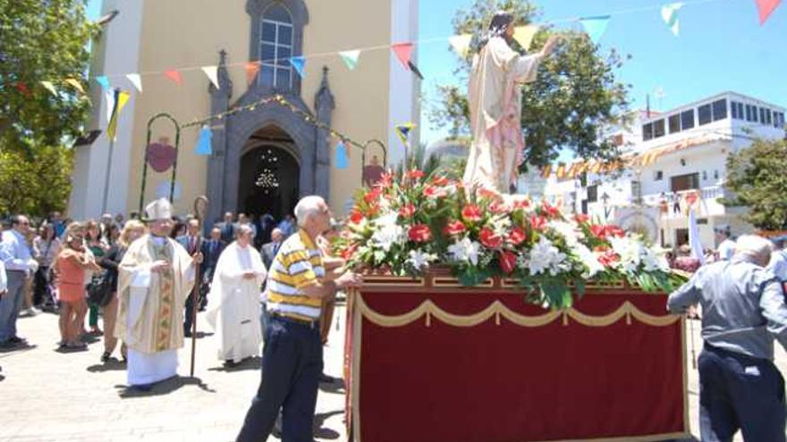 Un momento de la salida de la procesión, presidida por el obispo Francisco Cases, ayer. | juan carlos castro