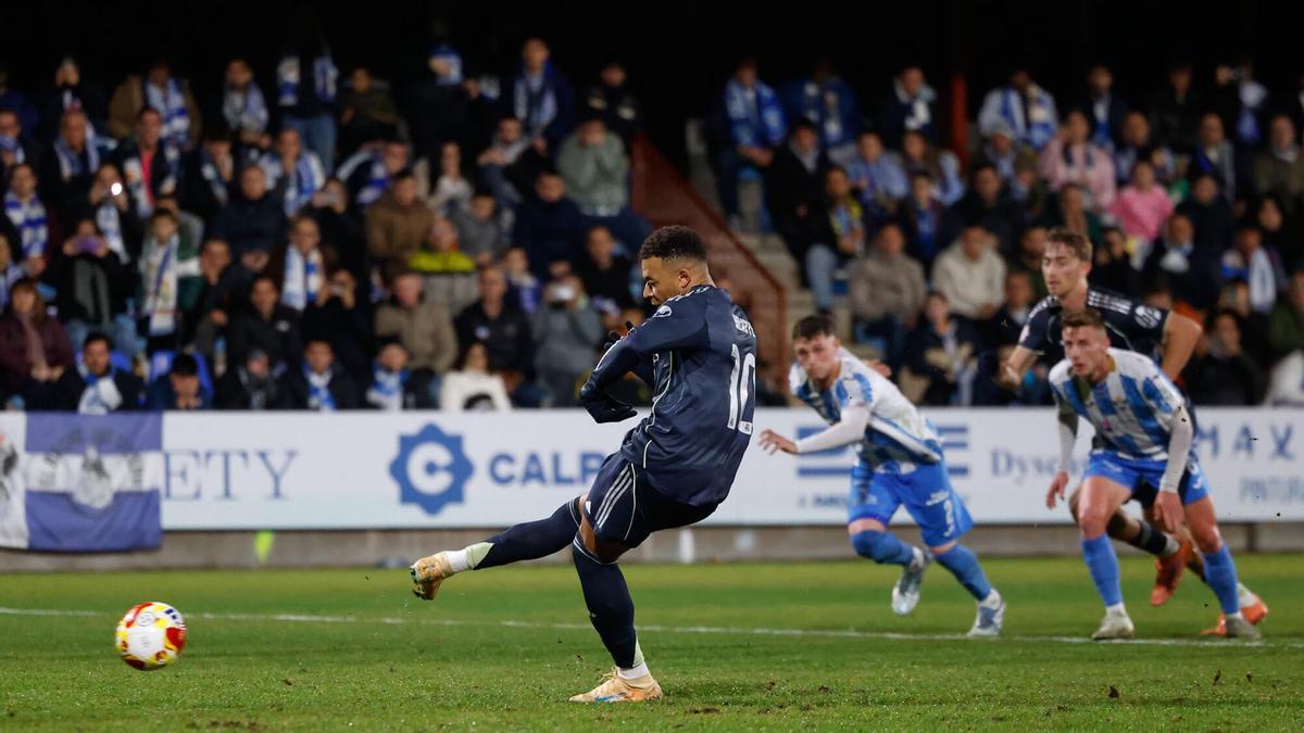 Kylian Mbappé transforma el penalti pitado a favor del Real Madrid.