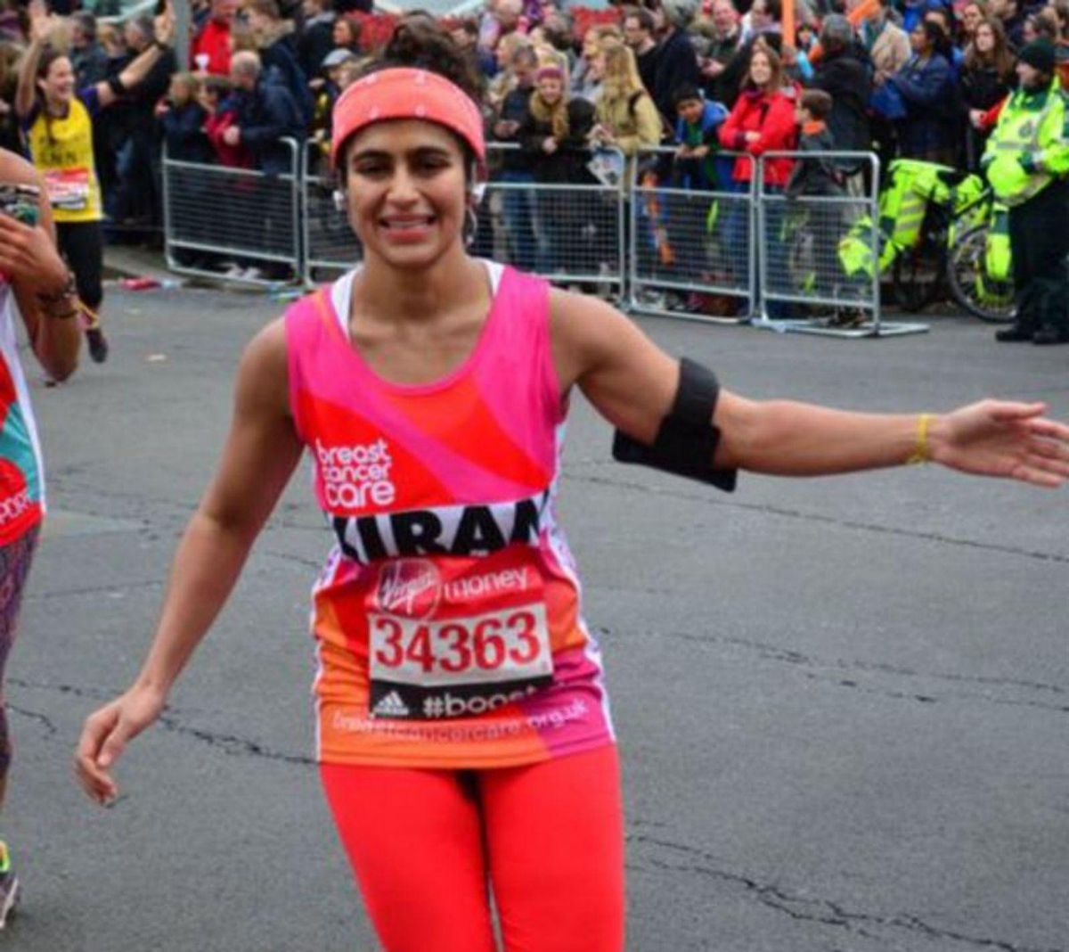 Kiran Gandhi, corriendo la maratón en Londres, con su malla de licra manchada por la regla.