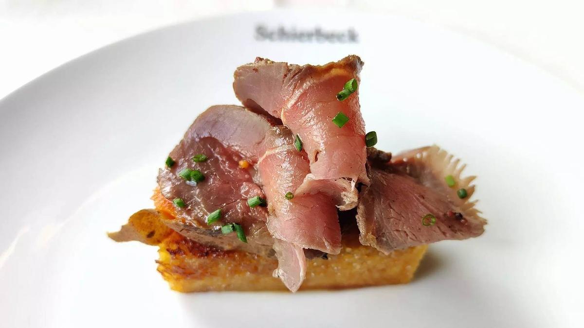 El brioche amb senglar i arrels de Schierbeck