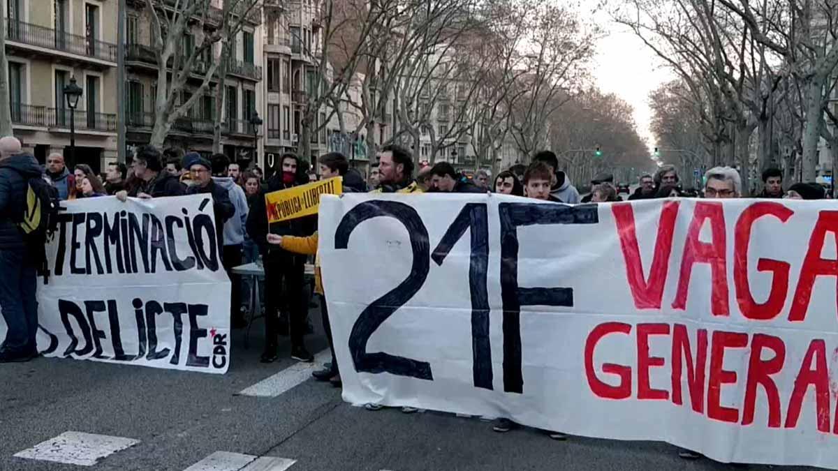 Los manifestantes cortan la Gran Vía a la altura de la calle de Rocafort.