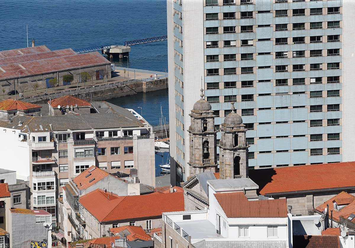 Detalle de la Colegiata y detrás el Bahía de Vigo, al fondo