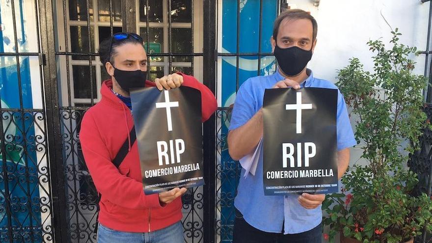 Klappenbach y Pablo Domínguez, representantes del colectivo, ayer, con carteles de la concentración.