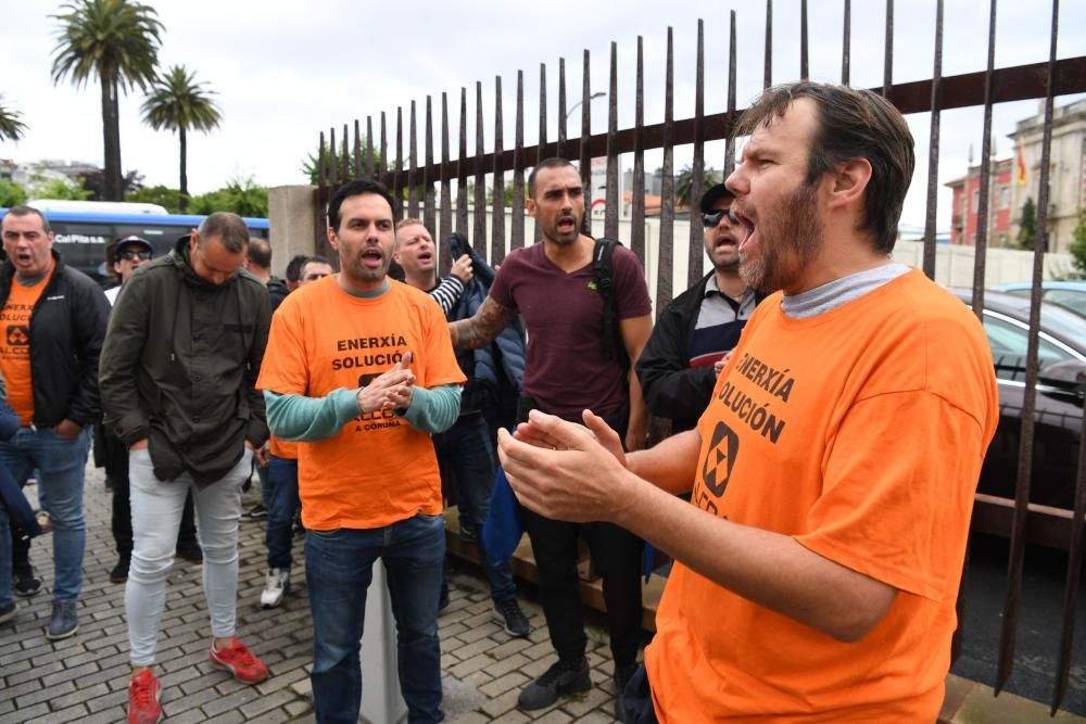 Representantes del comité de empresa de la fábrica coruñesa se han encerrado en la Delegación del Gobierno en Galicia